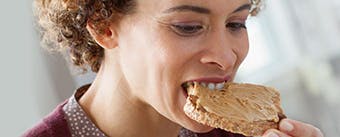 жінка їсть смажені ребра