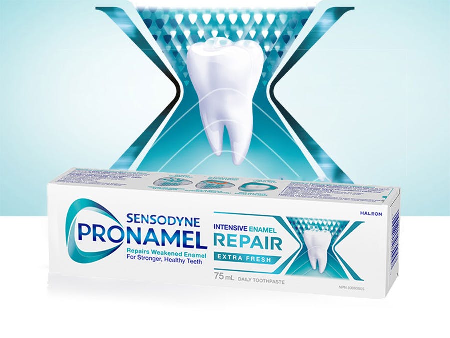 Illustration of a tooth on a blue and white background with the ProNamel Intensive Enamel Repair Extra Fresh Packshot