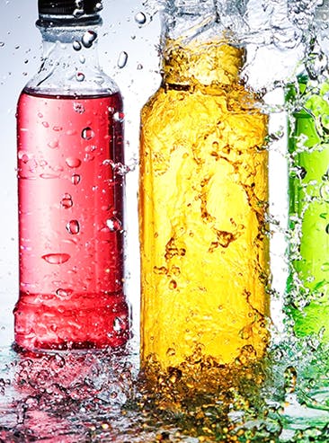 Trois bouteilles de boissons colorées 