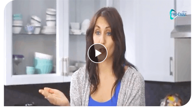 femme discutant des avantages de Pro-Émail dans une vidéo