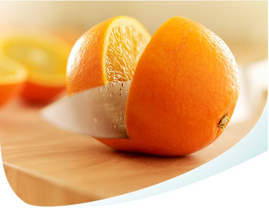 Orange acide coupée en deux