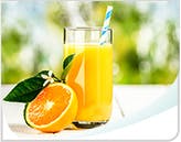 Du jus d'orange dans un verre et une moitié d'orange à côté
