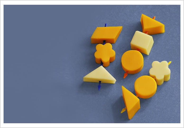 Brochettes de fromage coupé en formes amusantes  