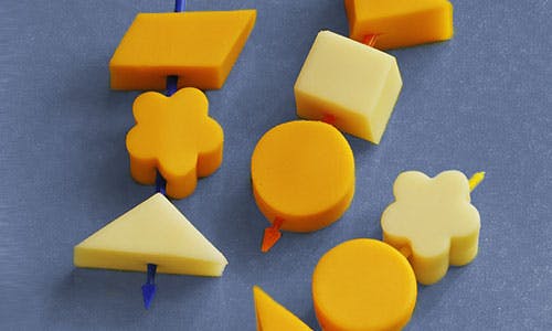 Brochettes de fromage coupé en formes amusantes  