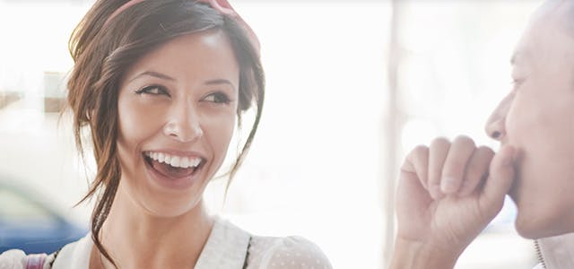 Une femme et un homme en conversation