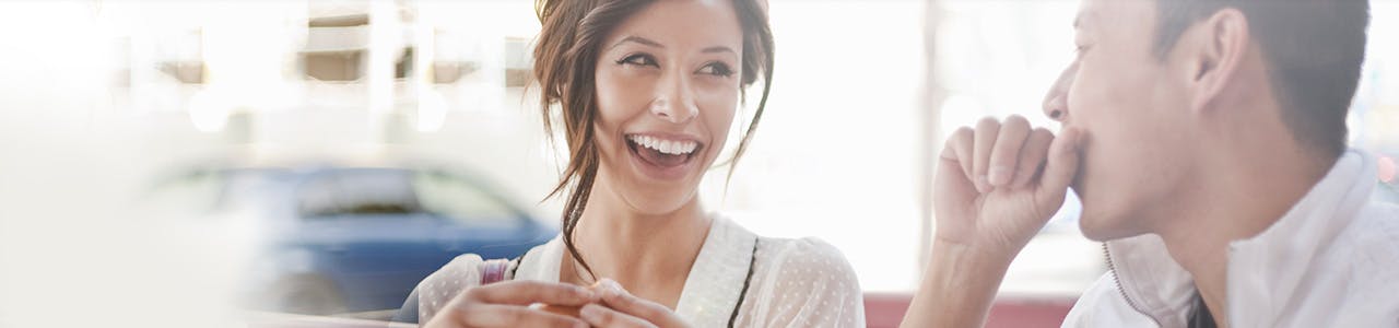 Une femme et un homme en conversation