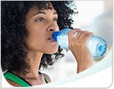 Femme buvant de l'eau en bouteille Femme buvant de l'eau en bouteille