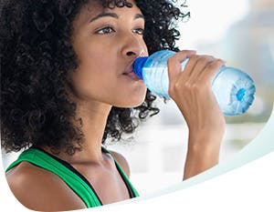 Femme buvant de l'eau en bouteille Femme buvant de l'eau en bouteille