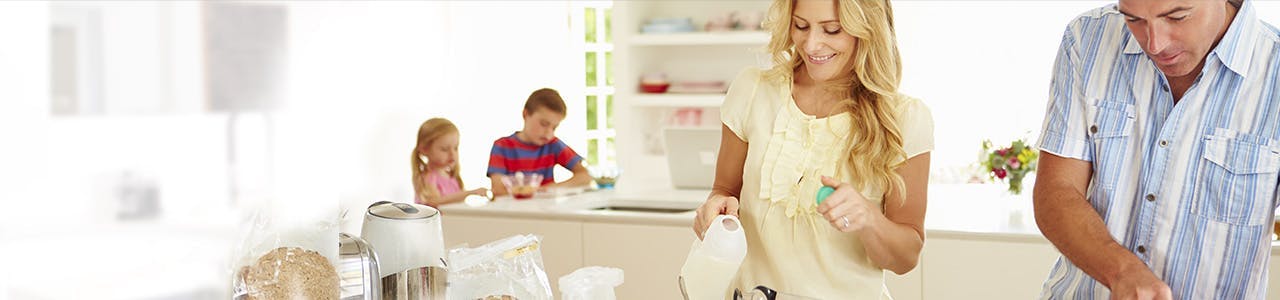 Une femme servant du lait à sa famille