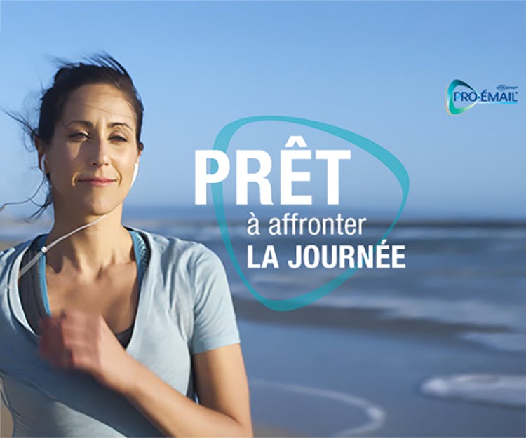 Une femme tenant un verre de jus d’orange dans la main gauche écoutant de la musique