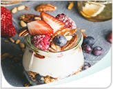 Pot de parfait au yogourt, granola et fruits acides