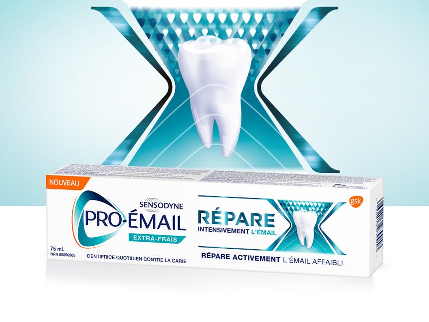 Illustration d’une dent sur fond bleu et blanc avec l’emballage de Pro-Émail Répare intensivement l’émail Extra-frais