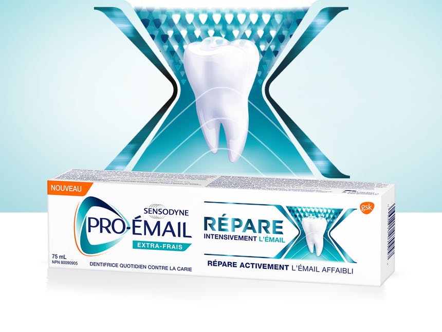 Illustration d’une dent sur fond bleu et blanc avec l’emballage de Pro-Émail Répare intensivement l’émail Extra-frais Illustration d’une dent sur fond bleu et blanc avec l’emballage de Pro-Émail Répare intensivement l’émail Extra-frais