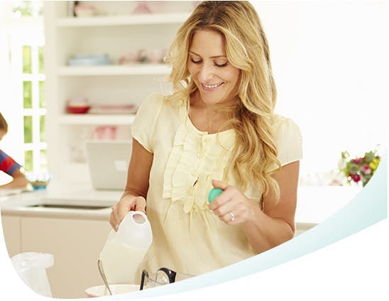 Une femme en train de se servir du lait