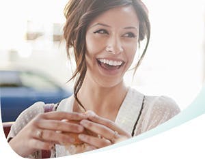 Jeune femme souriante