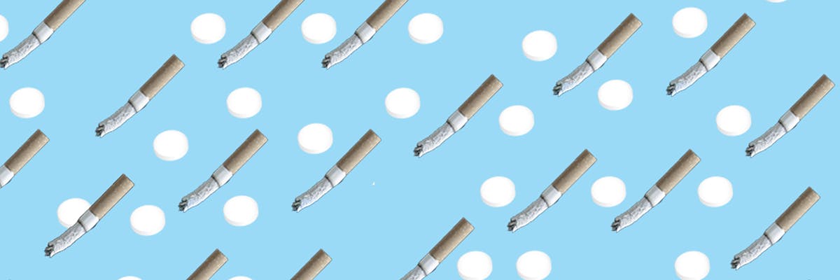 Cigarettes et pastilles Thrive sur fond bleu