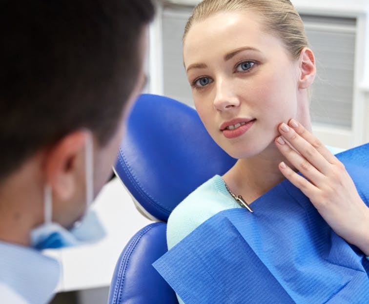 Talking to a dentist about tooth sensivity