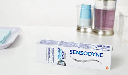 Sensodyne Repair and Protect whitening tandpasta og tube