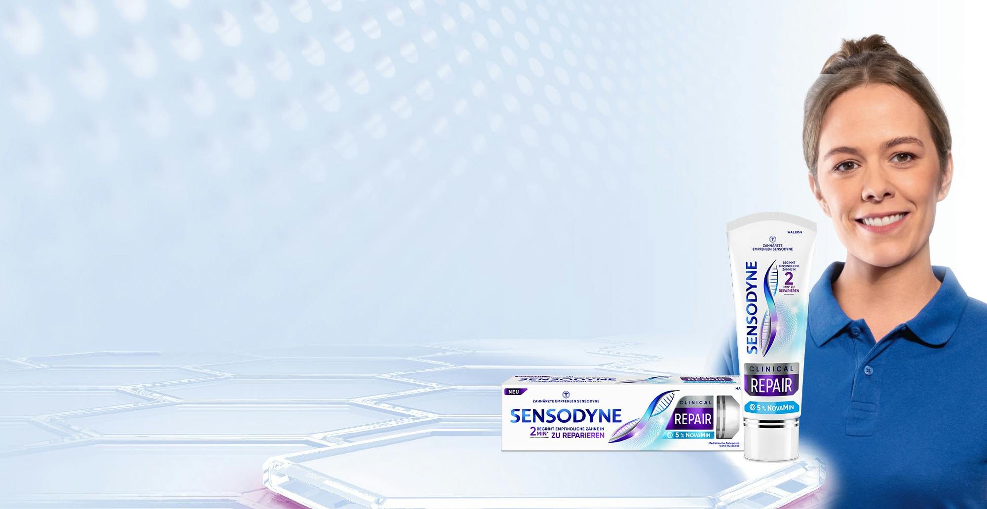 Lächelnde Zahnärztin, sowie neue Sensodyne Clinincal Repair Packung auf hellblauem Hintergrund.