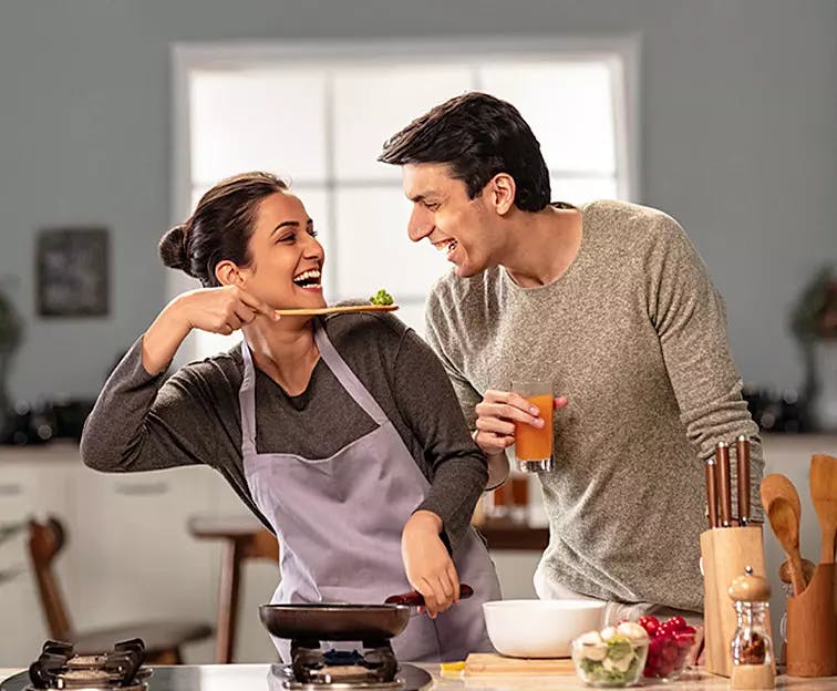 Couple enjoying food without tooth sensitivity