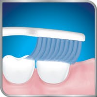 Cepillo dental cepillando los dientes posteriores