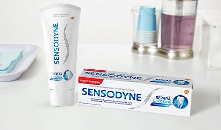 Envase y pomo de crema dental Sensodyne Repara y Protege Blanqueador