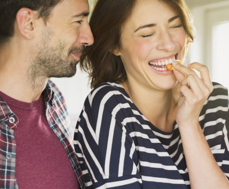 Pareja disfrutando de la comida sin sensibilidad dental