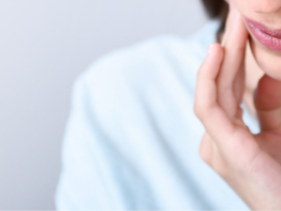 Mujer con molestia de dientes