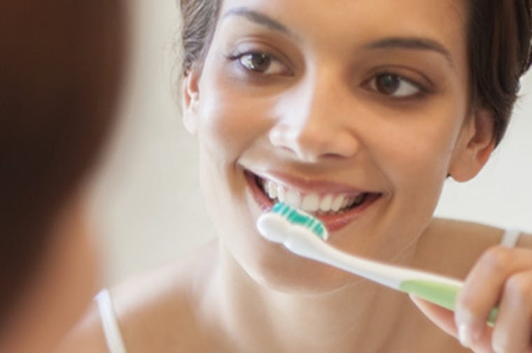 Mujer cepillando sus dientes