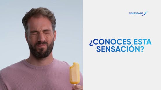 Hombre reaccionando a la sensibilidad dental