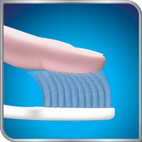 Dedo cepillando un Cepillo de dientes - Sensodyne ES Dedo cepillando un Cepillo de dientes - Sensodyne ES
