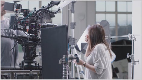 Mujer detrás de escenas en el set de rodaje