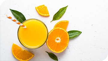 Sitrushedelmä ja lasillinen appelsiinimehua