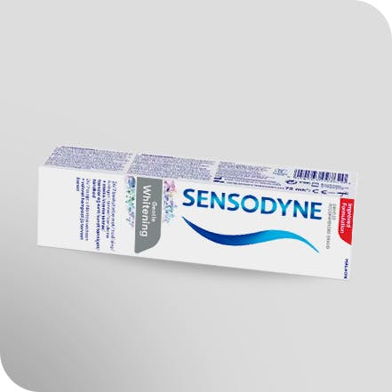 Pakningen og selve tuben til Sensodyne Gentle Whitening tannkrem, som ligger ved siden av hverandre på en benk