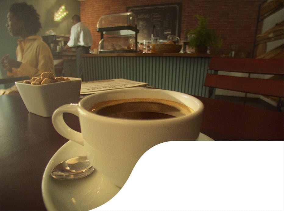 Et krus kaffe på et restaurantbord