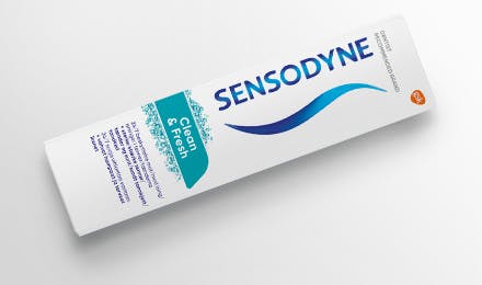 Sensodyne Clean & Fresh pakning og tannkrem som ligger ved siden av hverandre