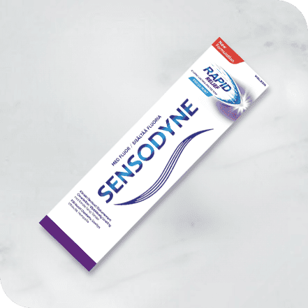 Sensodyne tannkrem som ligger på en benk