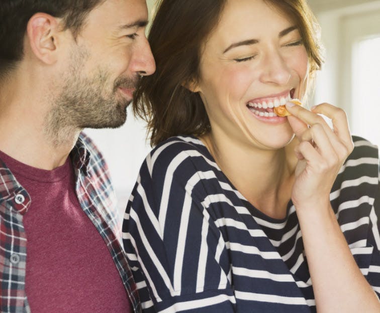 Casal a saborear comida sem sofrer de sensibilidade dentária