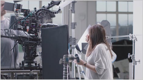 Mulher em cenário de fimagens durante filmagem de bastidores