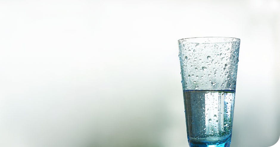 Informação que aconselha a beber água para remover da boca os ácidos ingeridos