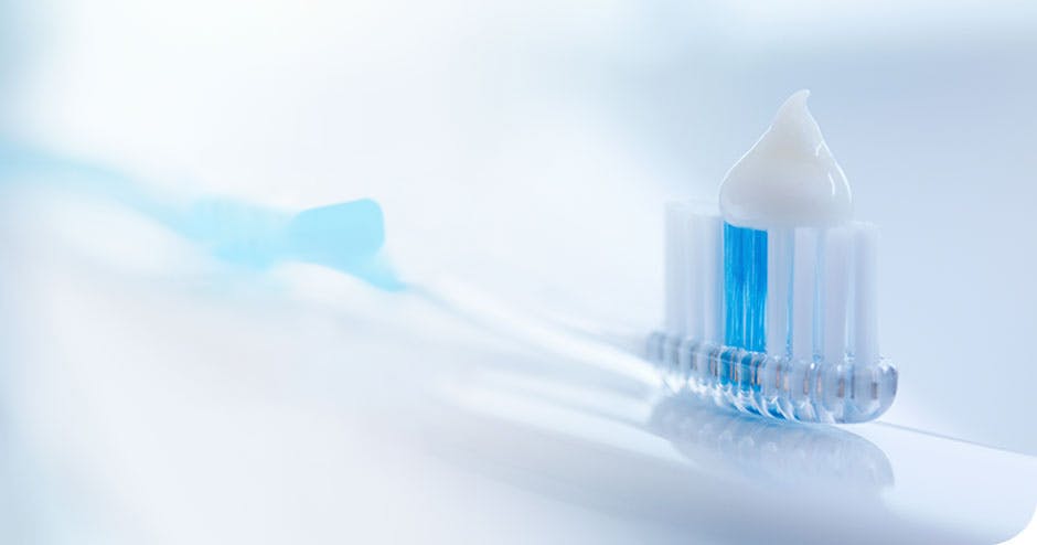 Informação promovendo a escovagem diária dos dentes com uma escova de dentes suave e utilizando uma pasta de dentes de esmalte com flúor