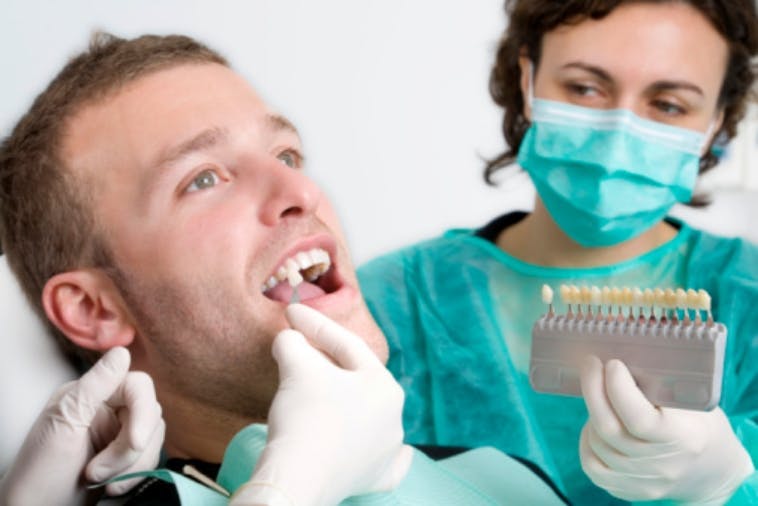 tandsköterska arbetar med en tandläkare vid tandblekning av känsliga tänder