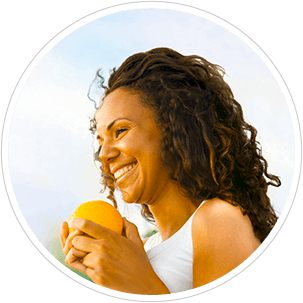 kvinna äter frukt