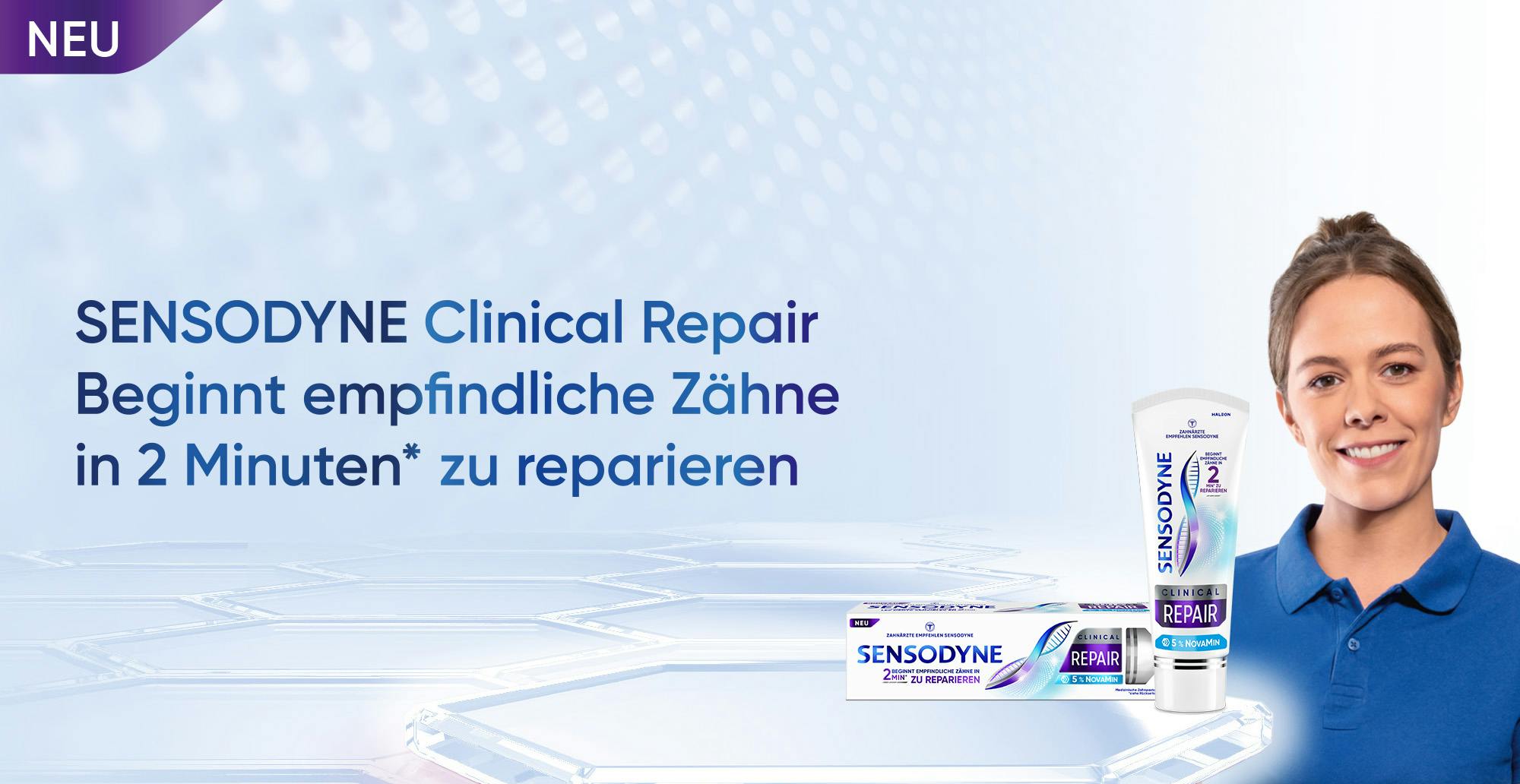 Lächelnde Zahnärztin, sowie neue Sensodyne Clinincal Repair Packung auf hellblauem Hintergrund.