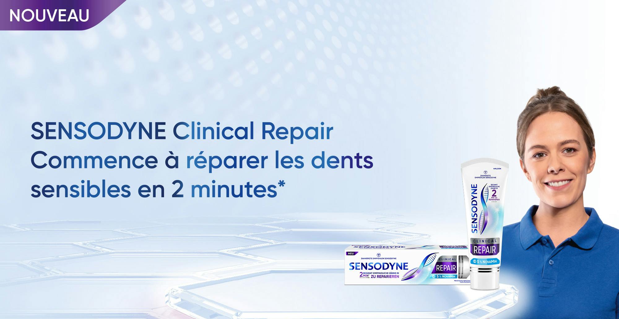 Dentiste souriant, ainsi que le nouveau pack Sensodyne Clinincal Repair sur fond bleu clair.