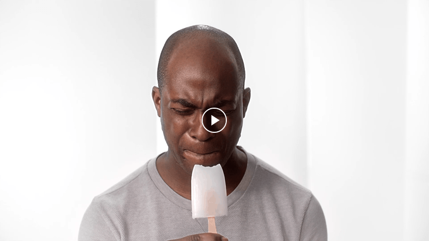 Man die ijs eet en gevoelige tanden ervaart. Sensodyne tv commercial 2016