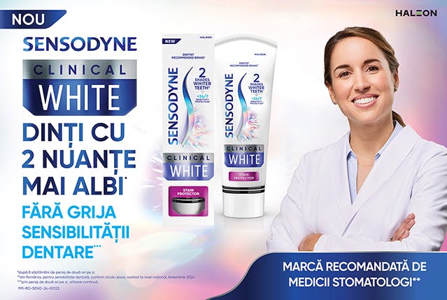Lächelnde Zahnärztin, sowie neue Sensodyne Clinincal Repair Packung auf hellblauem Hintergrund.