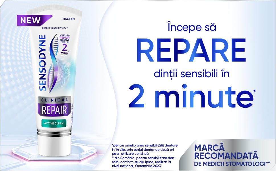 Lächelnde Zahnärztin, sowie neue Sensodyne Clinincal Repair Packung auf hellblauem Hintergrund.