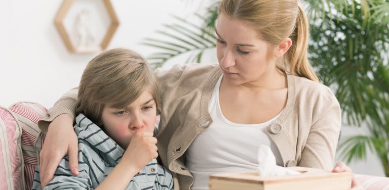 7 лайфхаков, как помочь ребенку справится  с приступом сухого кашля 