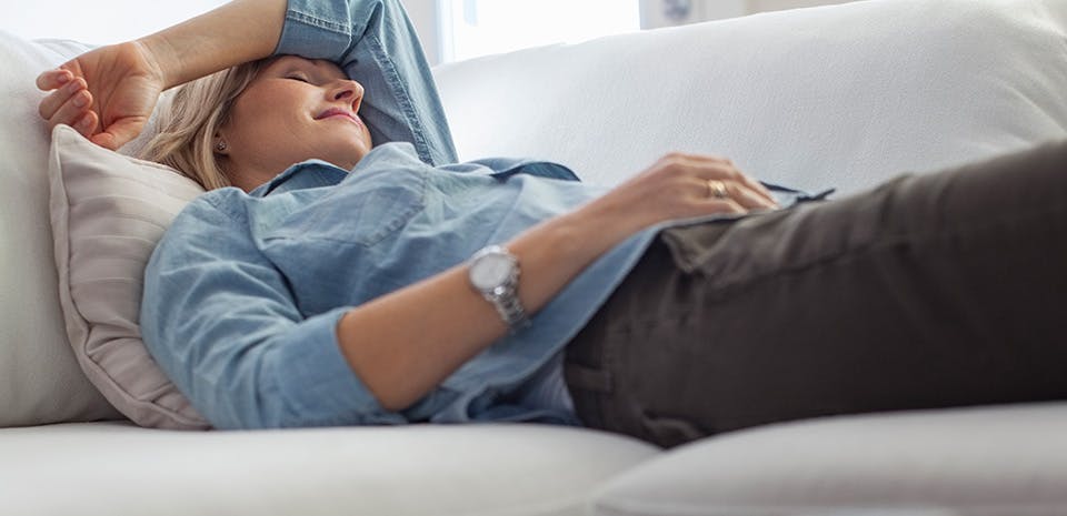 Woman taking a nap on the couch | Plan your naps carefully Woman taking a nap on the couch | Plan your naps carefully